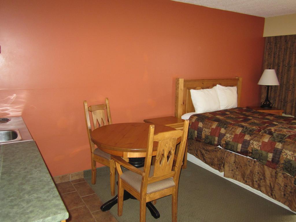 The Pine Inn Chetwynd Room photo