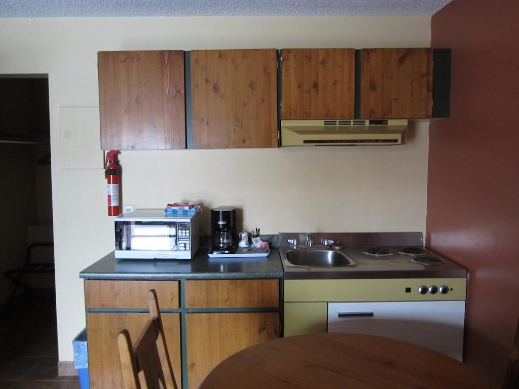 The Pine Inn Chetwynd Room photo