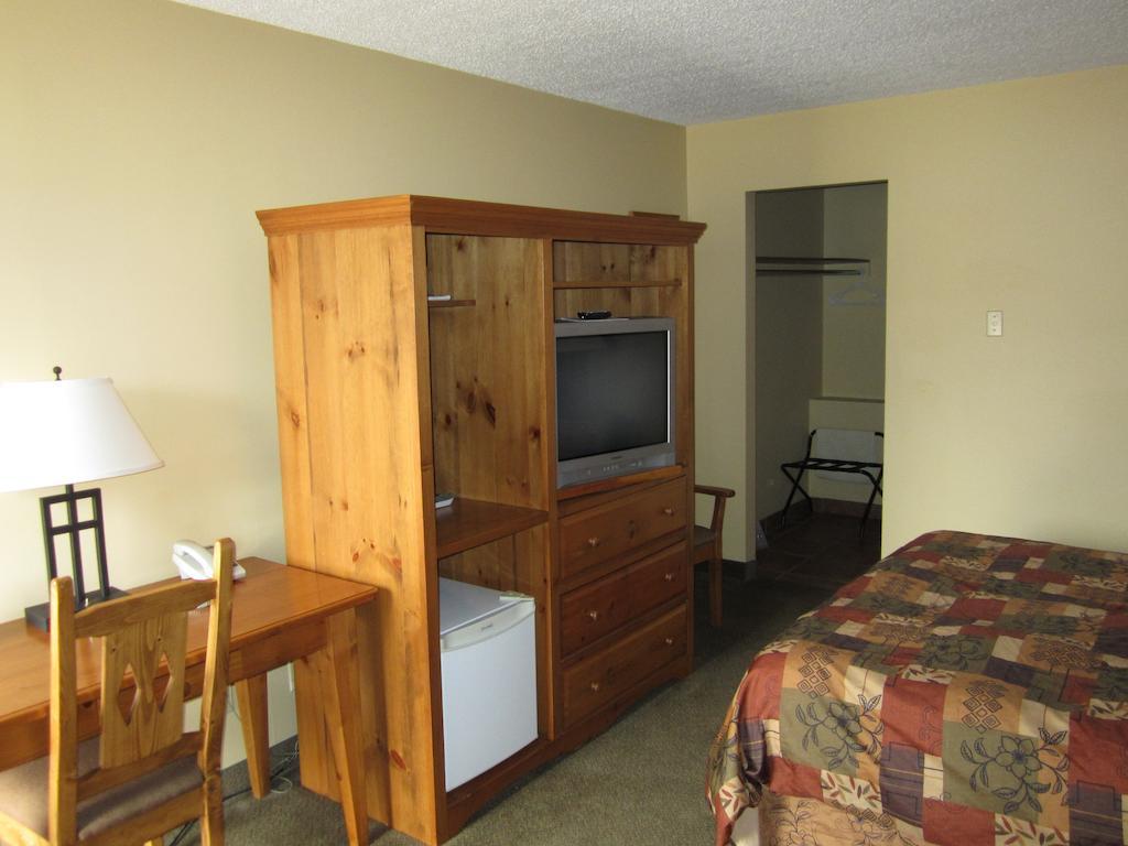 The Pine Inn Chetwynd Room photo
