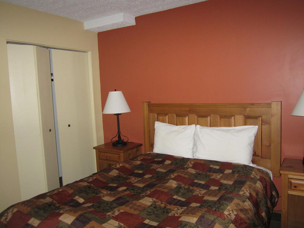 The Pine Inn Chetwynd Room photo