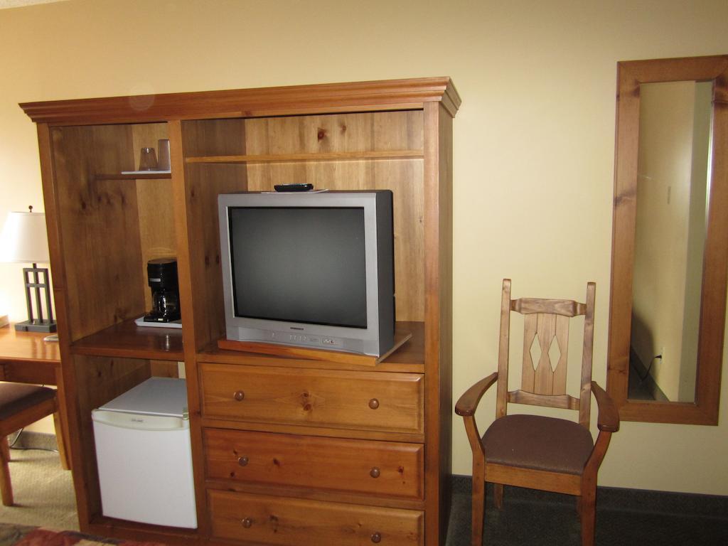 The Pine Inn Chetwynd Room photo