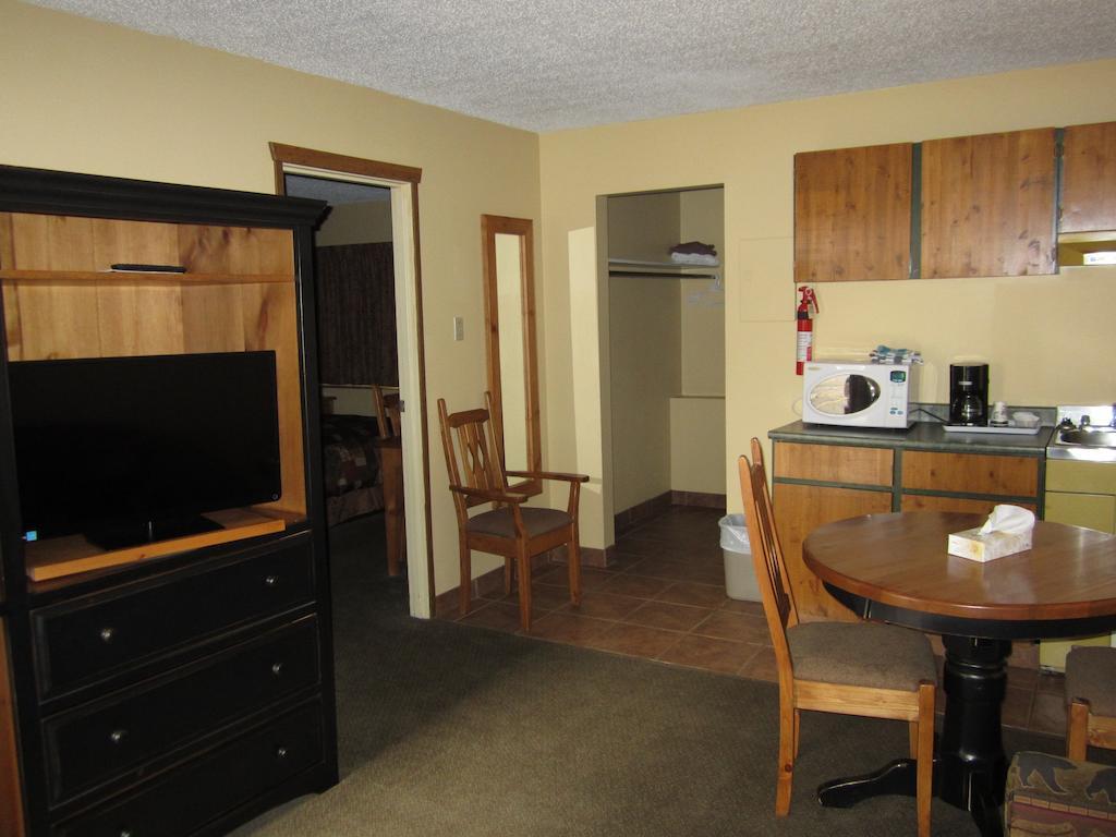 The Pine Inn Chetwynd Room photo