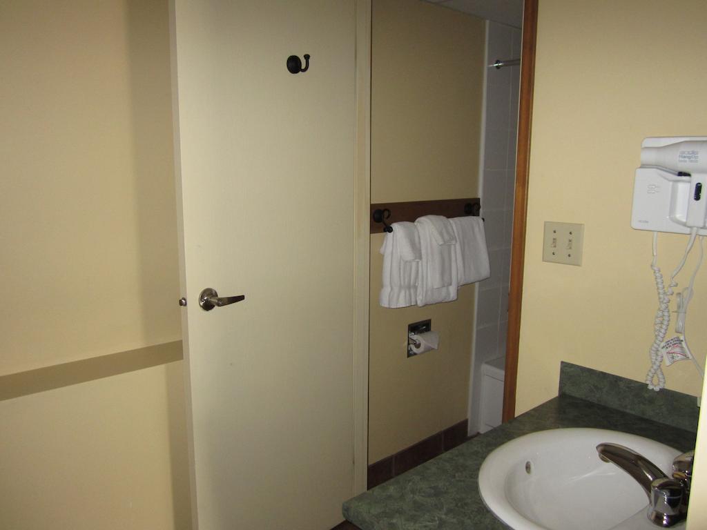 The Pine Inn Chetwynd Room photo