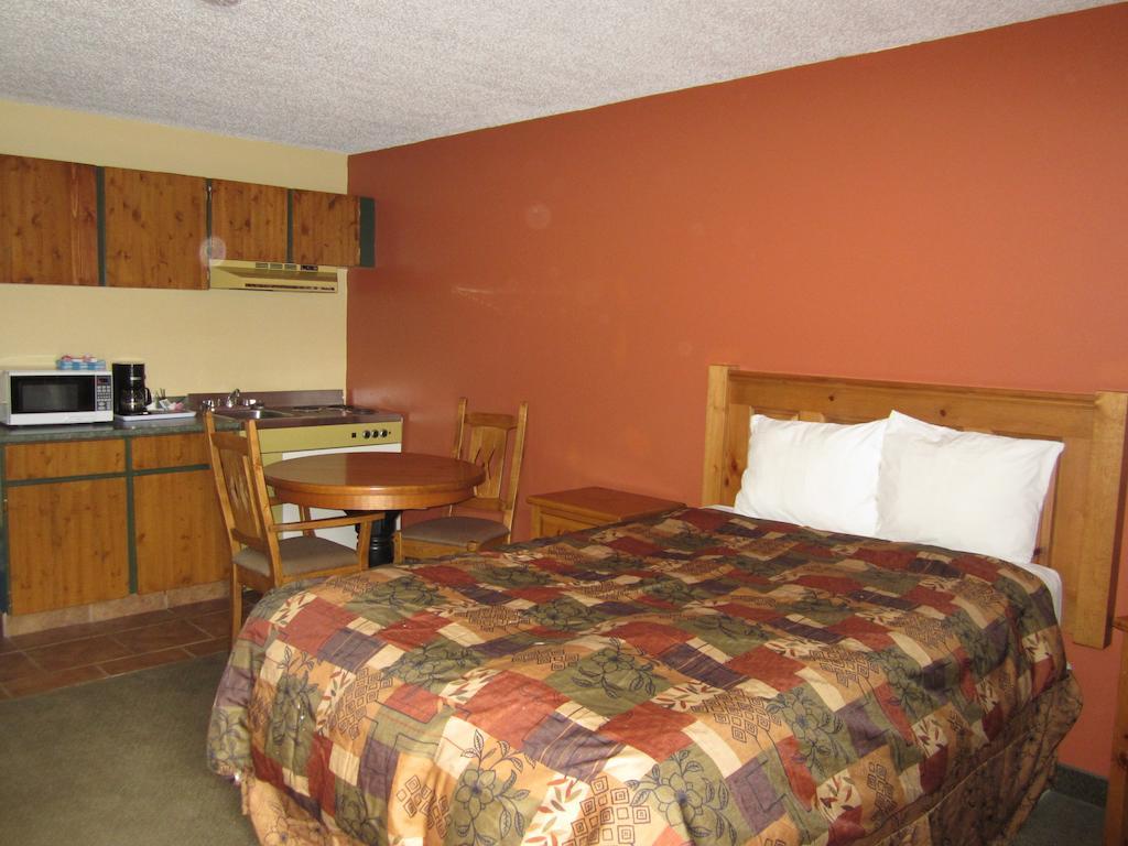The Pine Inn Chetwynd Room photo