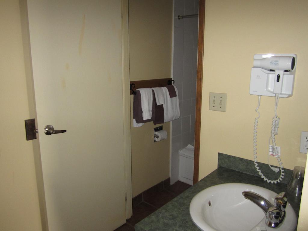 The Pine Inn Chetwynd Room photo