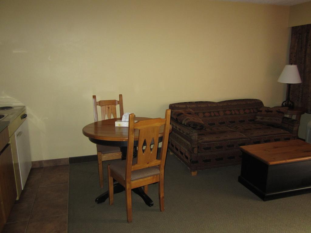 The Pine Inn Chetwynd Room photo
