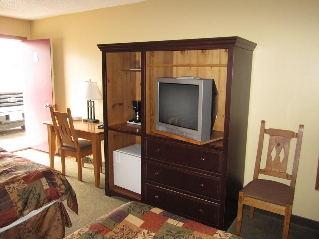 The Pine Inn Chetwynd Room photo