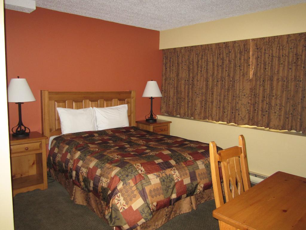 The Pine Inn Chetwynd Room photo