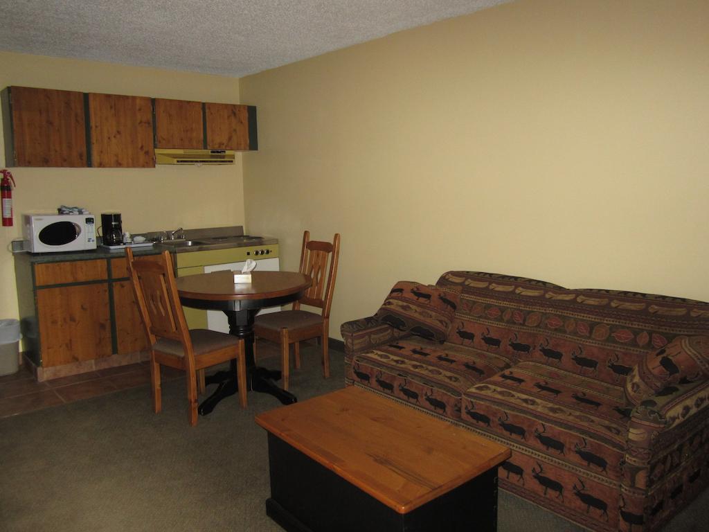 The Pine Inn Chetwynd Room photo