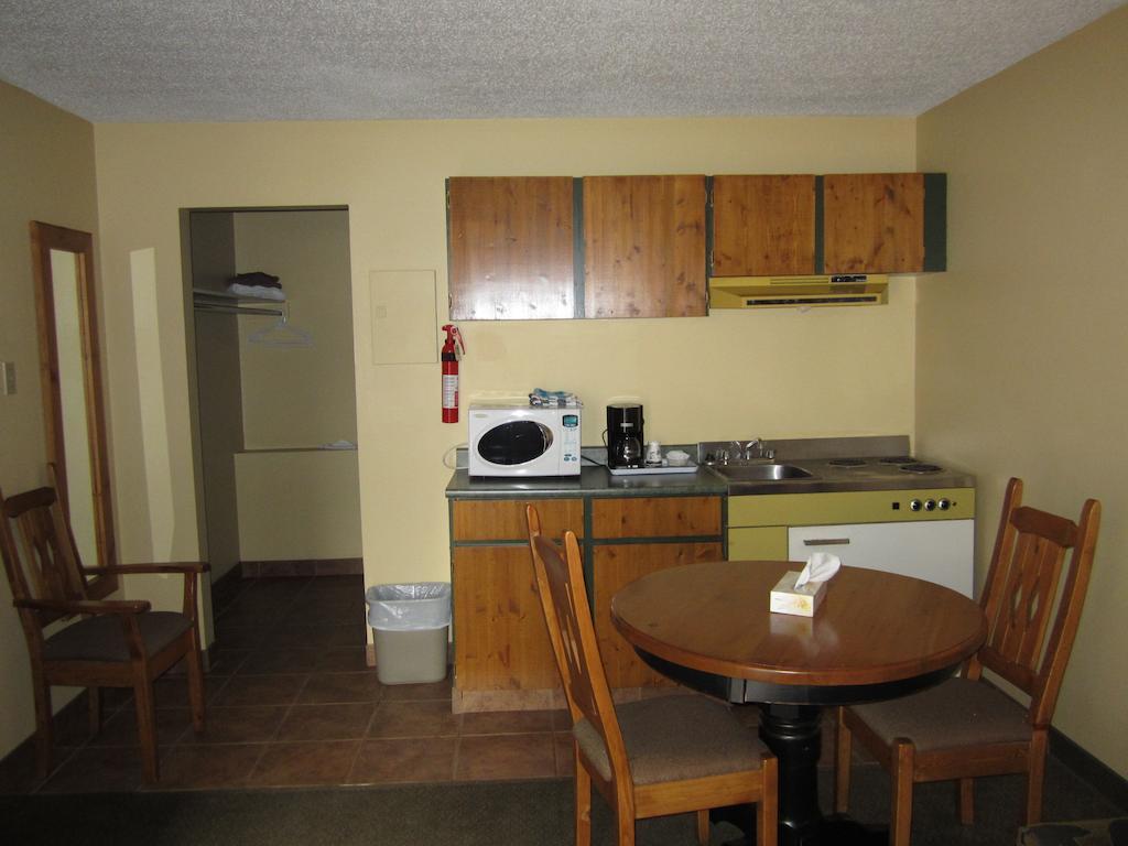 The Pine Inn Chetwynd Room photo