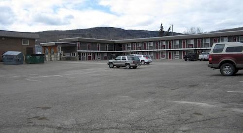 The Pine Inn Chetwynd Exterior photo